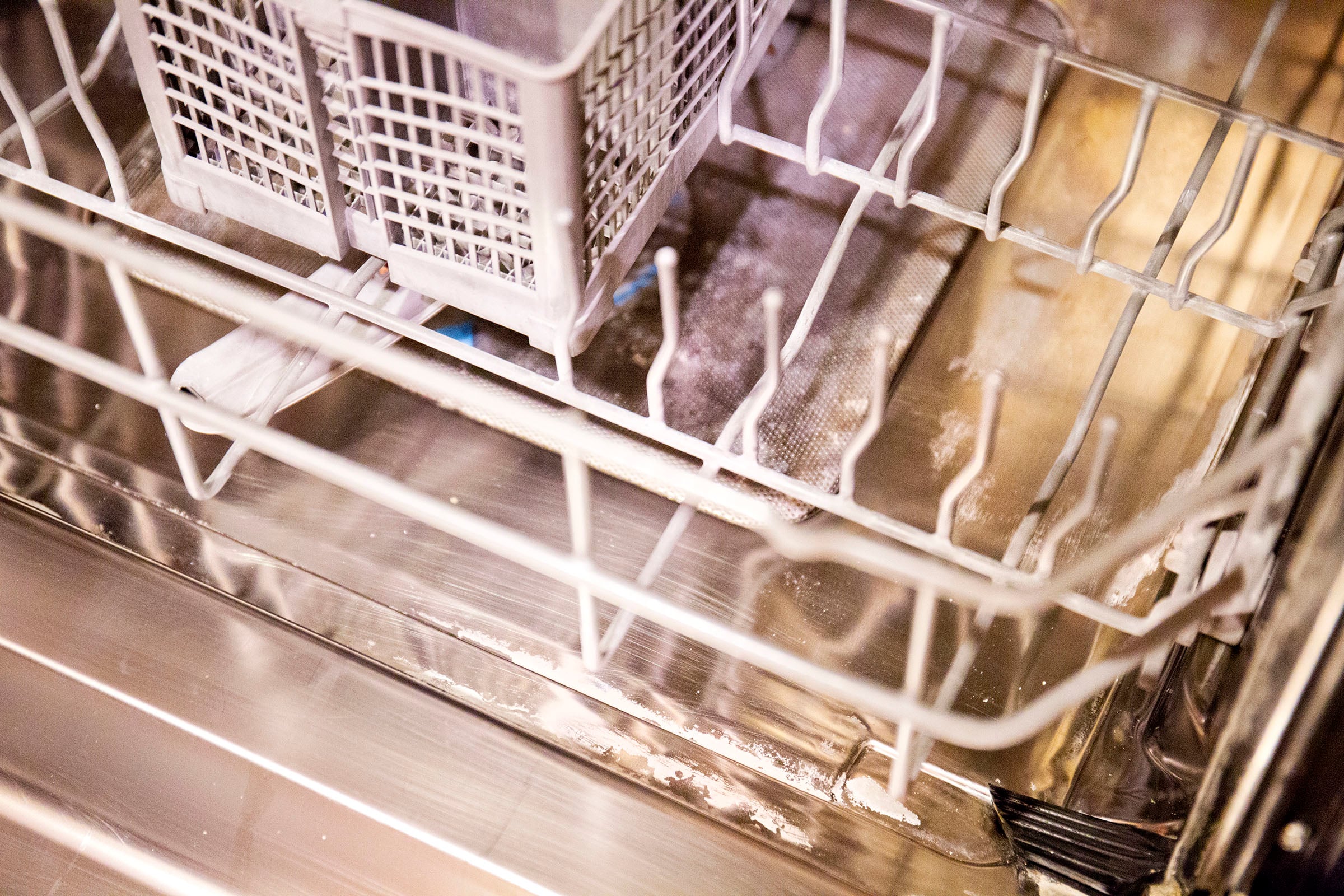 The Best Way to Clean your Dishwasher in 5 Easy Steps