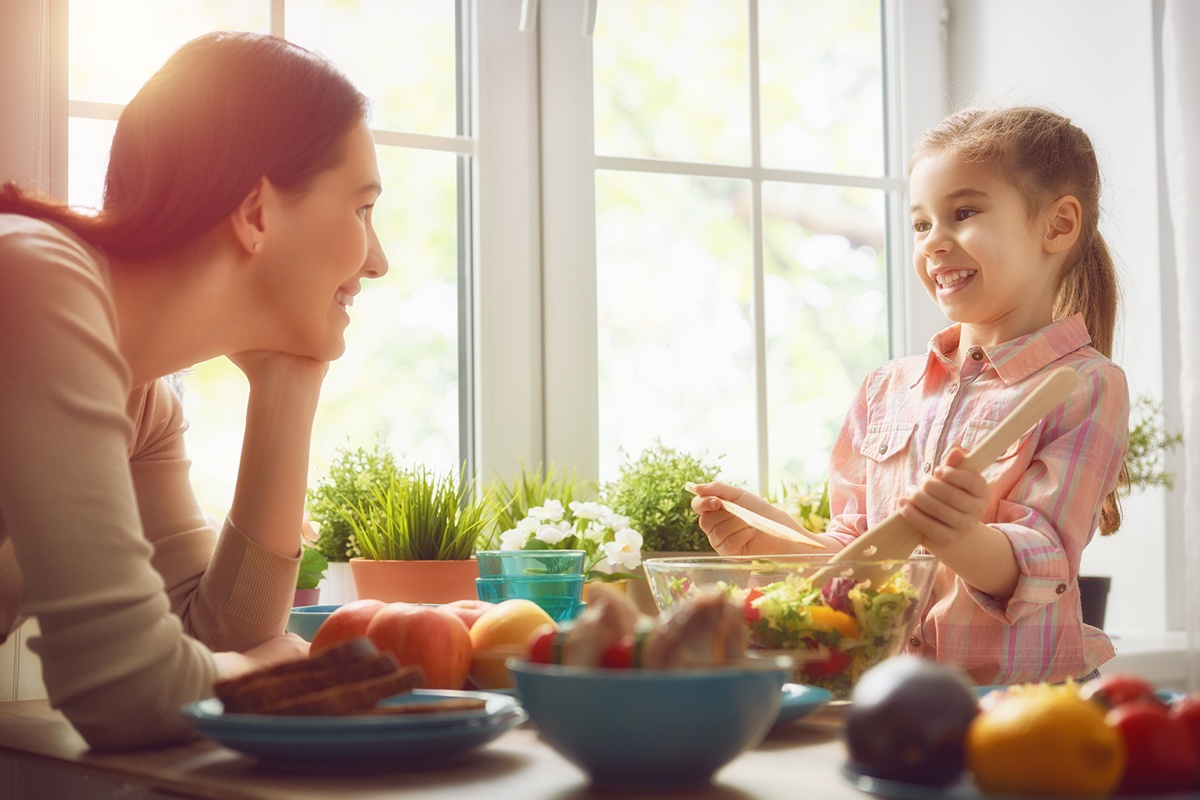 Mom-and-daughter-food