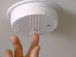 dbas325_Smoke-Alarm.jpg.rend.hgtvcom.1280.960-1.jpeg