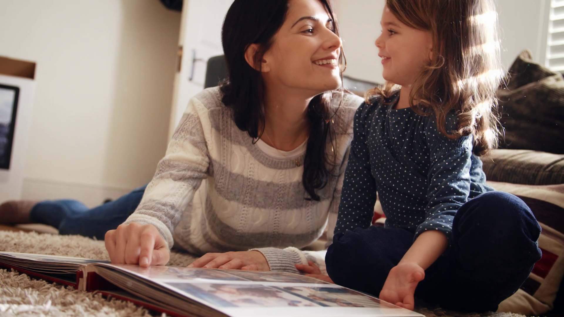 mother-and-daughter-at-home-looking-through-photo-album_sqpwhkyfg_thumbnail-full01