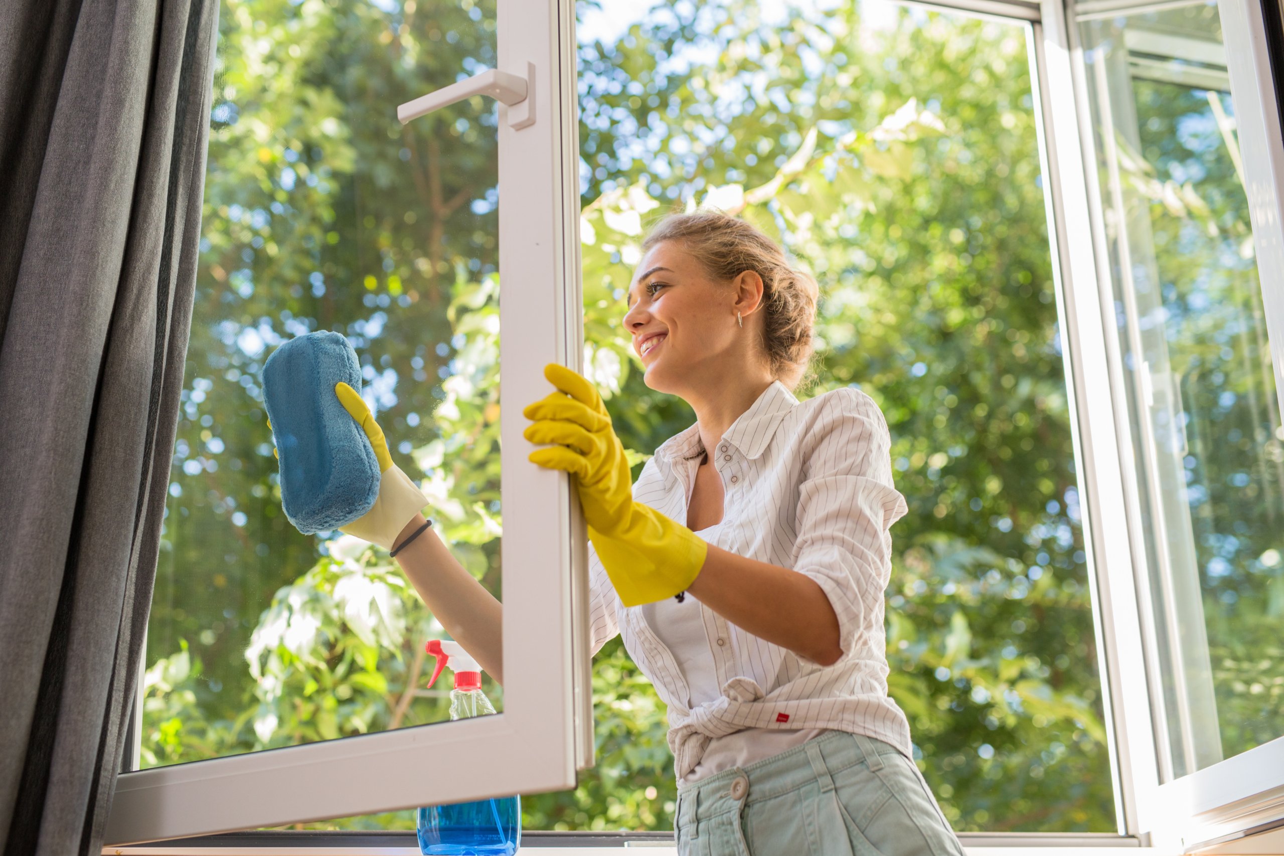 window-cleaning_222997976-scaled