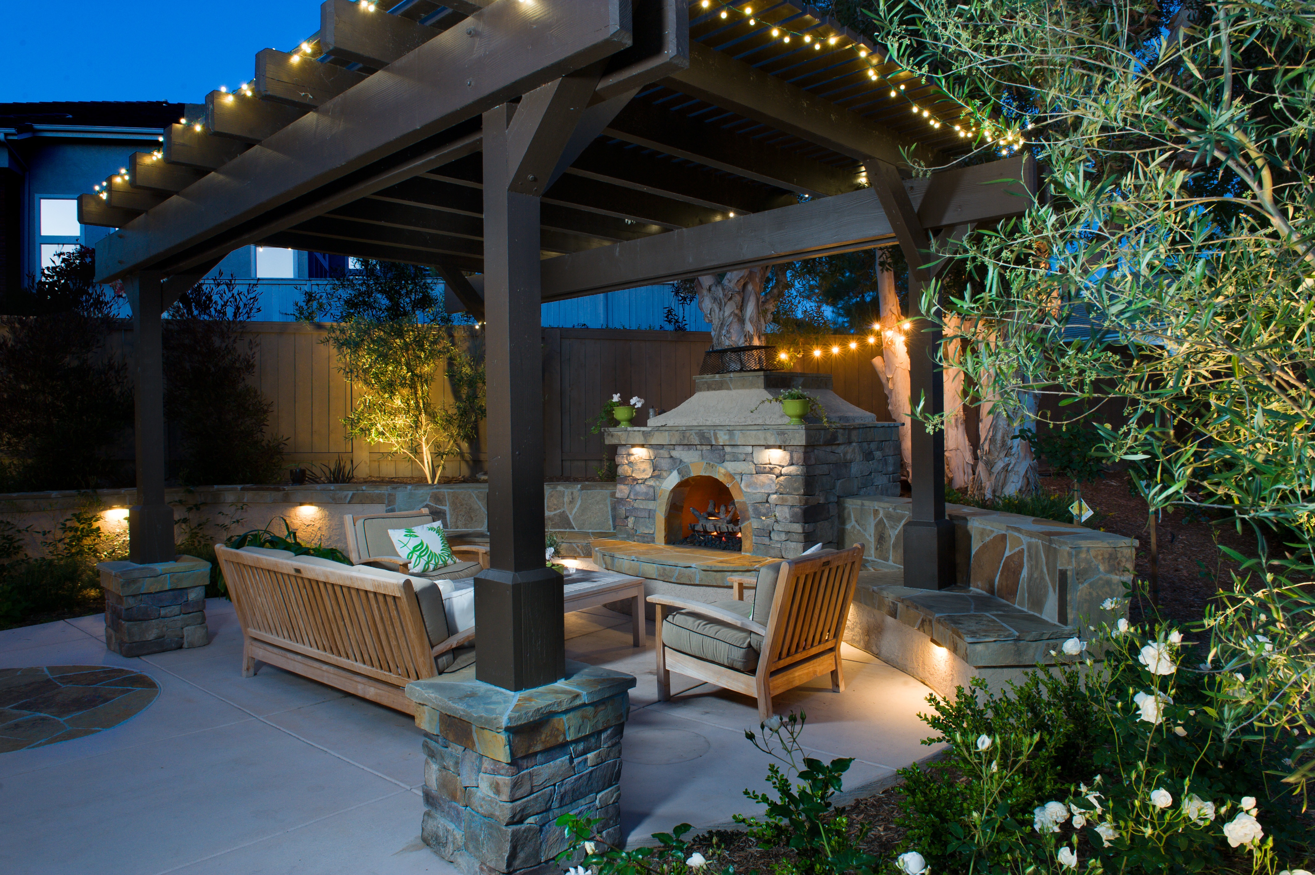 patio-lighting-fireplace